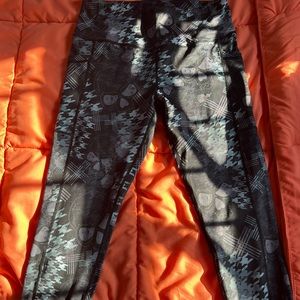 CVG Onyx Abstract Skulls Capris - Size M